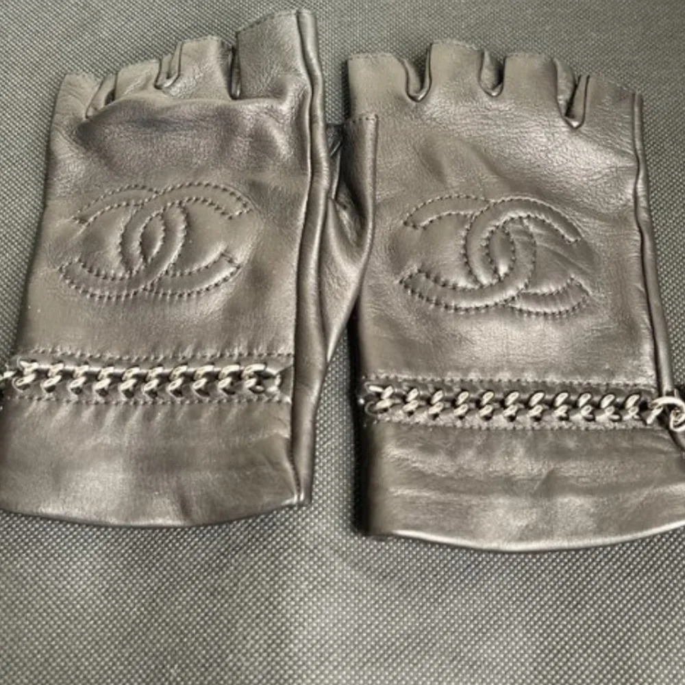Black Leather CC Chain Detail Fingerless High Fashion Gloves Includes Box/gift🎁 - Picture 1 of 6